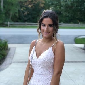 Meet your Posher, Azra